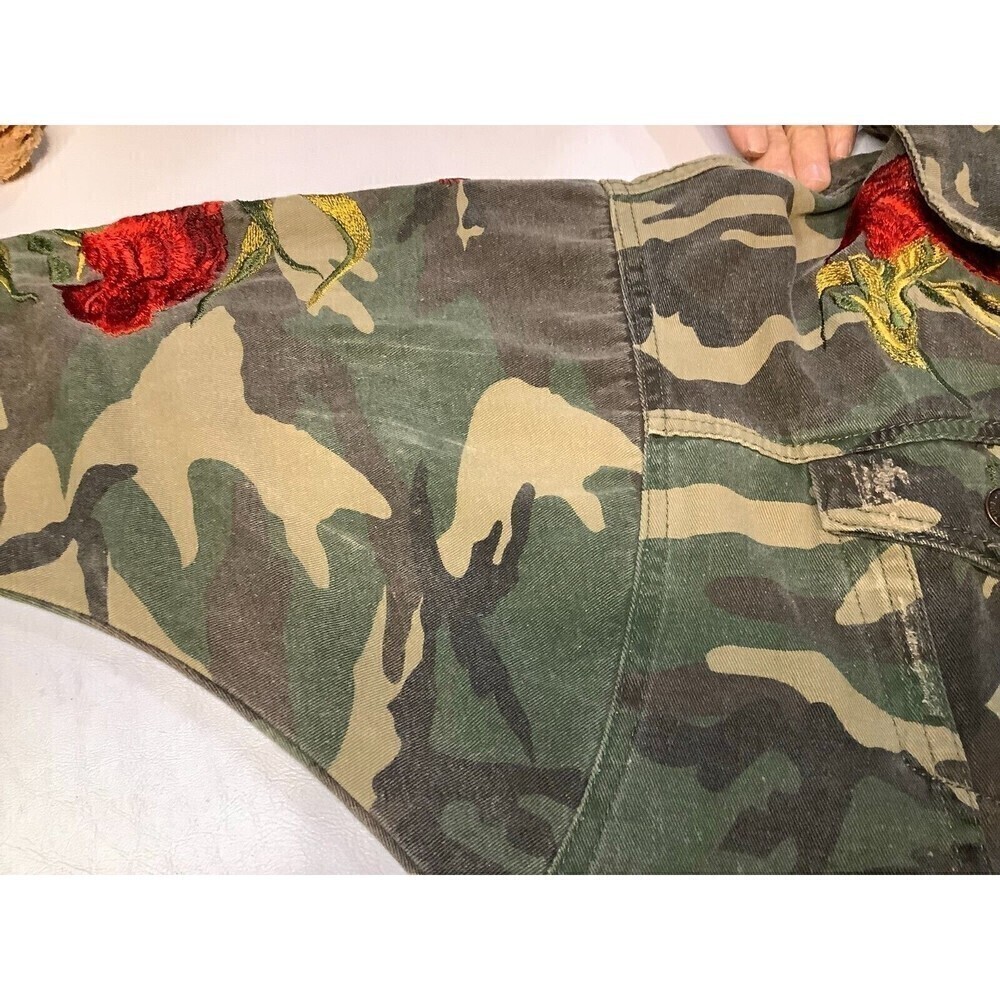 Signature Eight Shacket Shirt Jacket Camo Embroidered Floral Distressed Size S/M - Picture 4 of 10